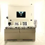 With Piano & Bathtub Am 13 דירה
