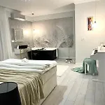 With Piano & Bathtub Am 13 *