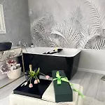 With Piano & Bathtub Am 13