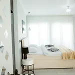 With Piano & Bathtub Am 13 דירה *