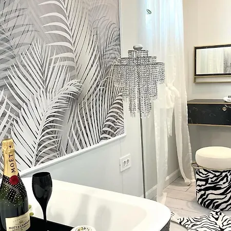With Piano & Bathtub Am 13 شقة