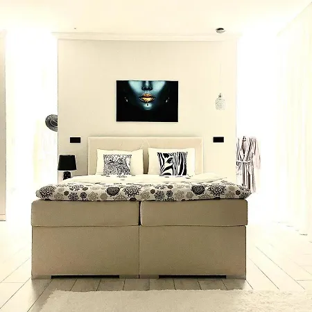 Am 13 With Piano & Bathtub Lägenhet