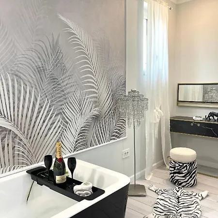 With Piano & Bathtub Am 13