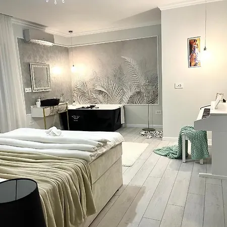 With Piano & Bathtub Am 13 *