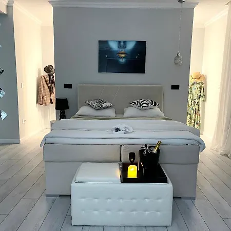 Am 13 With Piano & Bathtub Timişoara