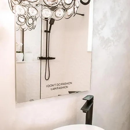 Am 13 With Piano & Bathtub Lägenhet *