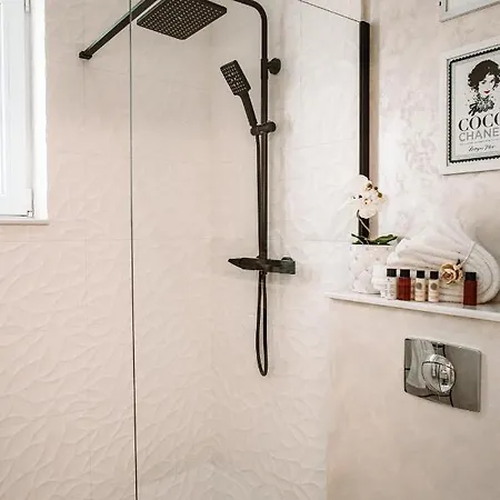With Piano & Bathtub Am 13 *
