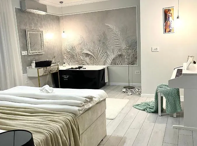 Am 13 With Piano & Bathtub *