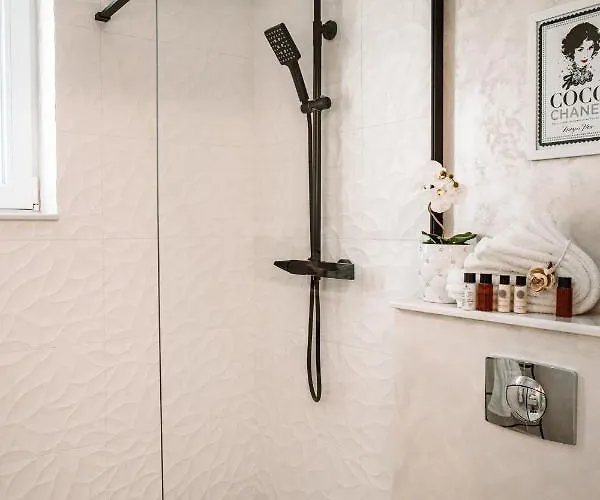 Am 13 With Piano & Bathtub *